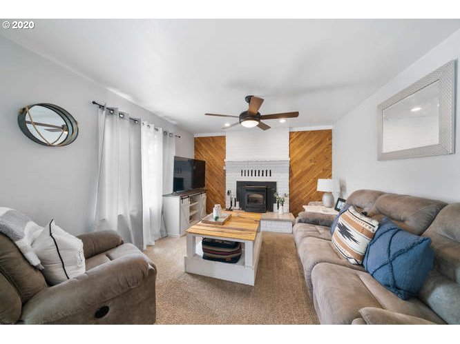39707 Pleasant Street Sandy, OR 97055 - Photo 14 of 31 Living Room