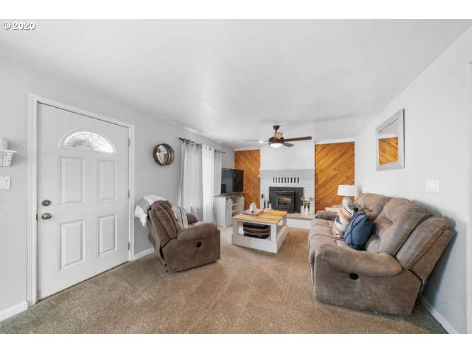 39707 Pleasant Street Sandy, OR 97055 - Photo 16 of 31 Living Room