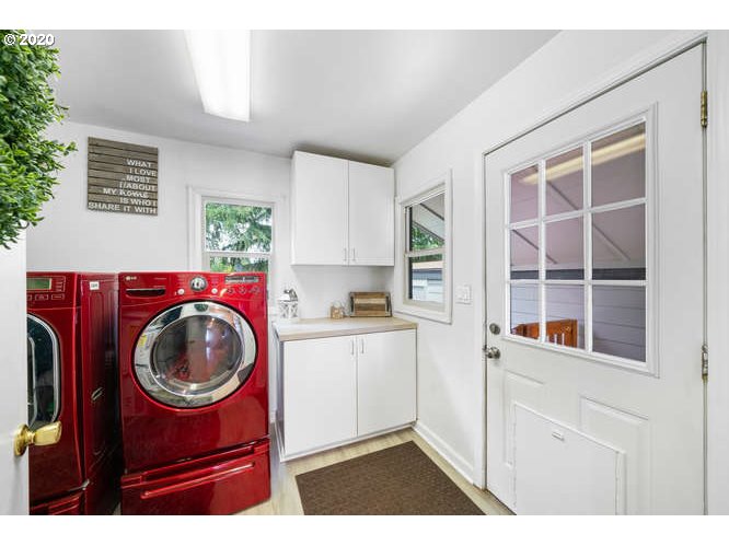 39707 Pleasant Street Sandy, OR 97055 - Photo 17 of 31 Laundry