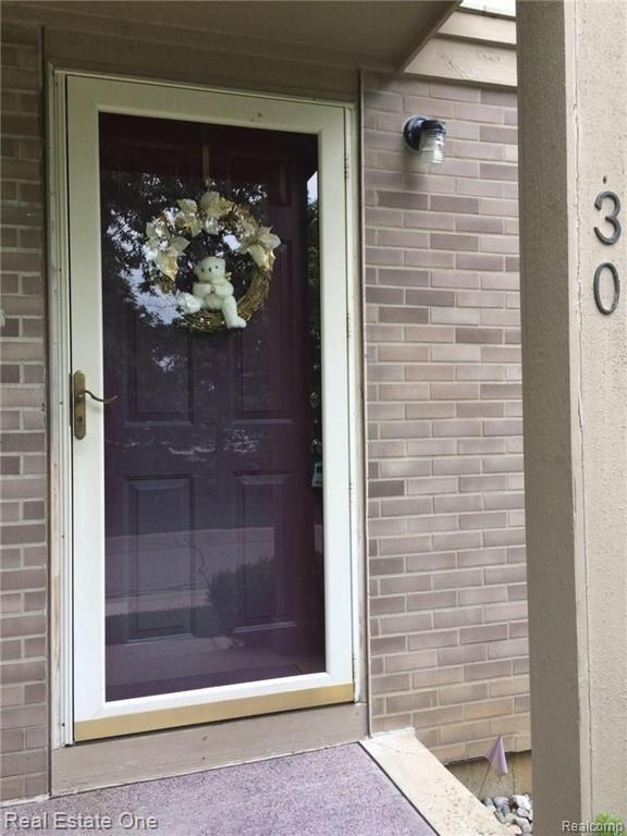 30 Pine Tree Ridge Waterford, MI 48327 - Photo 2 of 21