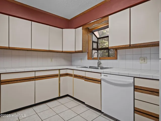 $700,000 | 112 Page Place, Emerald Isle, NC 28594