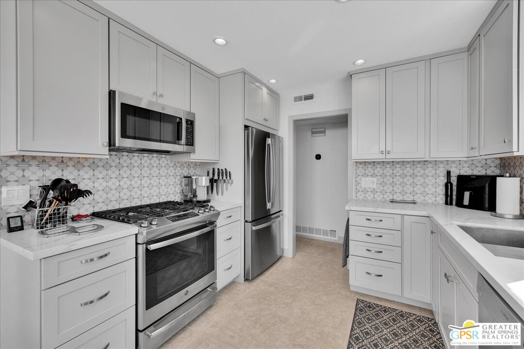 2550 East Miramonte Circle, Unit B Palm Springs, CA 92264 - Photo 13 of 59