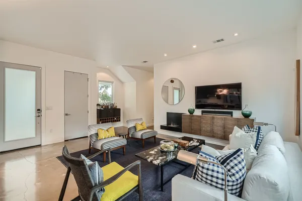 $6,000 | 705 East Monroe Street, Unit B, Austin, TX 78704