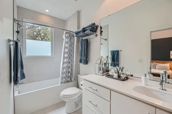 $6,000 | 705 East Monroe Street, Unit B, Austin, TX 78704
