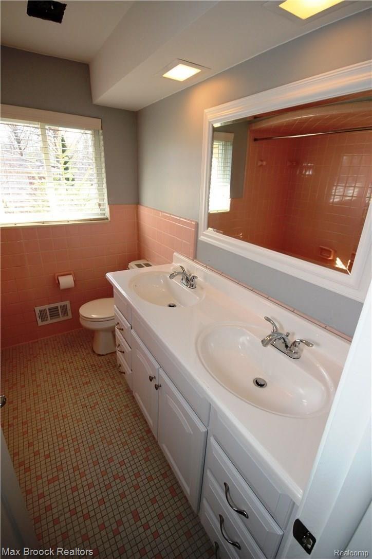 3770 Beach Road Troy, MI 48084 - Photo 15 of 31 Upstairs hall bathroom