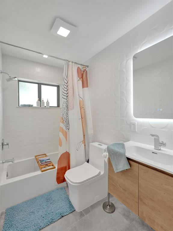 260 Northwest 36th Street Boca Raton, FL 33431 - Photo 17 of 35 a bathroom with a sink a toilet and a bathtub