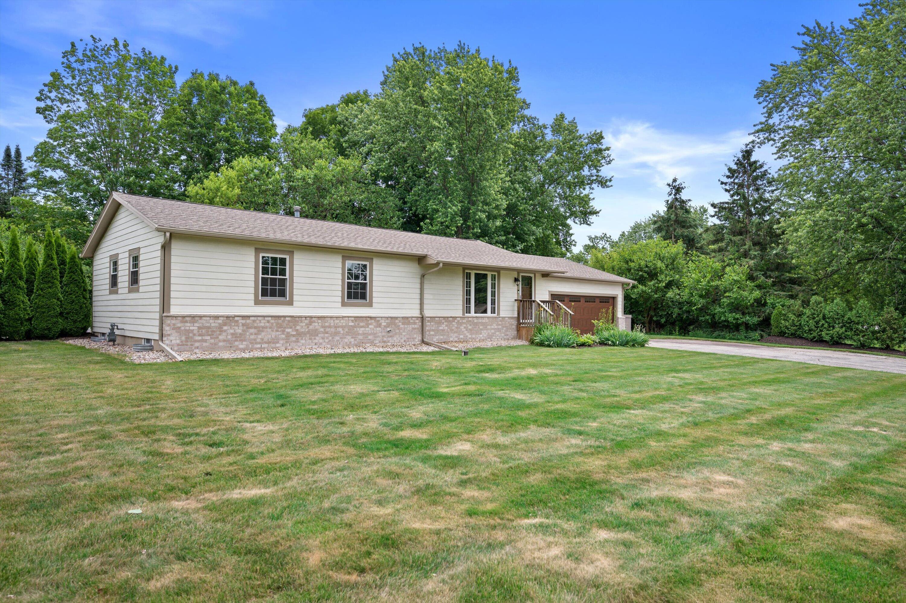 W284-n6506 Hawthorne Road Merton, WI 53029 - Photo 29 of 34 Front View