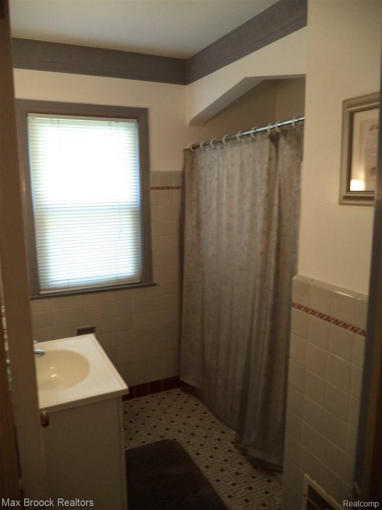 2087 Franklin Road Berkley, MI 48072 - Photo 4 of 15 Main Floor Bath