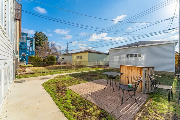 $2,200 | 4933 West Berenice Avenue, Unit 2, Chicago, IL 60641