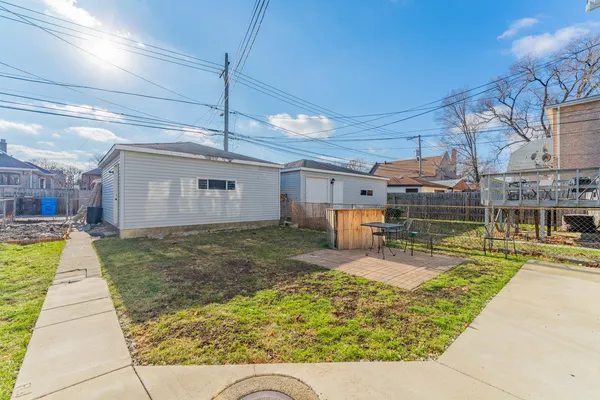 $2,200 | 4933 West Berenice Avenue, Unit 2, Chicago, IL 60641