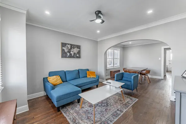 $2,200 | 4933 West Berenice Avenue, Unit 2, Chicago, IL 60641
