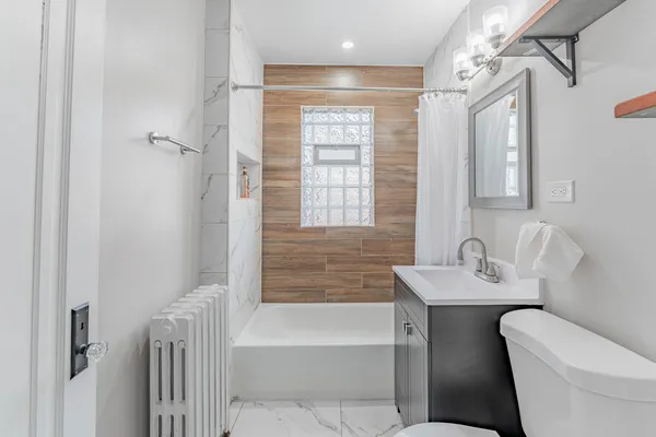 $2,200 | 4933 West Berenice Avenue, Unit 2, Chicago, IL 60641