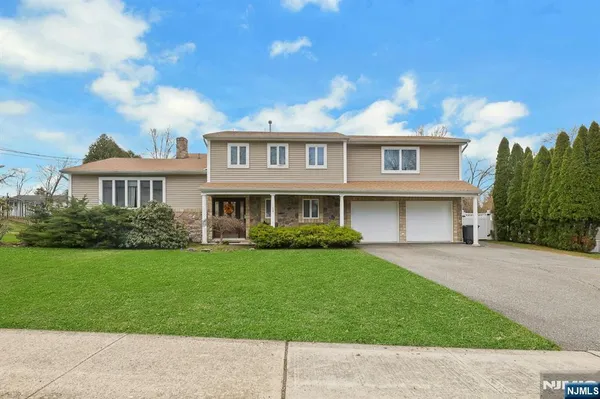 $825,000 | 18 Harwood Place, Wayne, NJ 07470