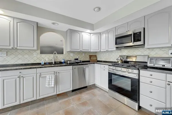 $825,000 | 18 Harwood Place, Wayne, NJ 07470