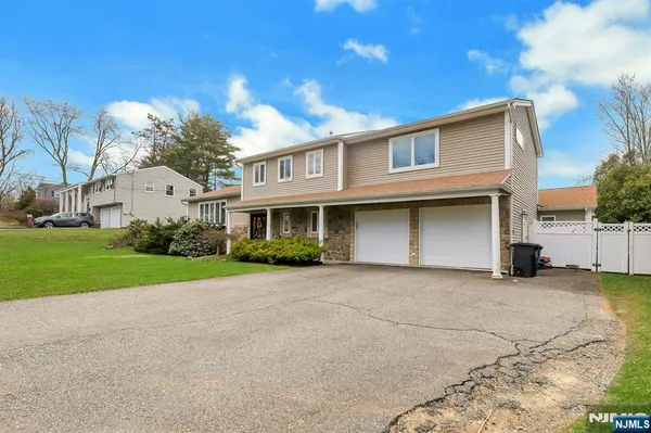 $825,000 | 18 Harwood Place, Wayne, NJ 07470
