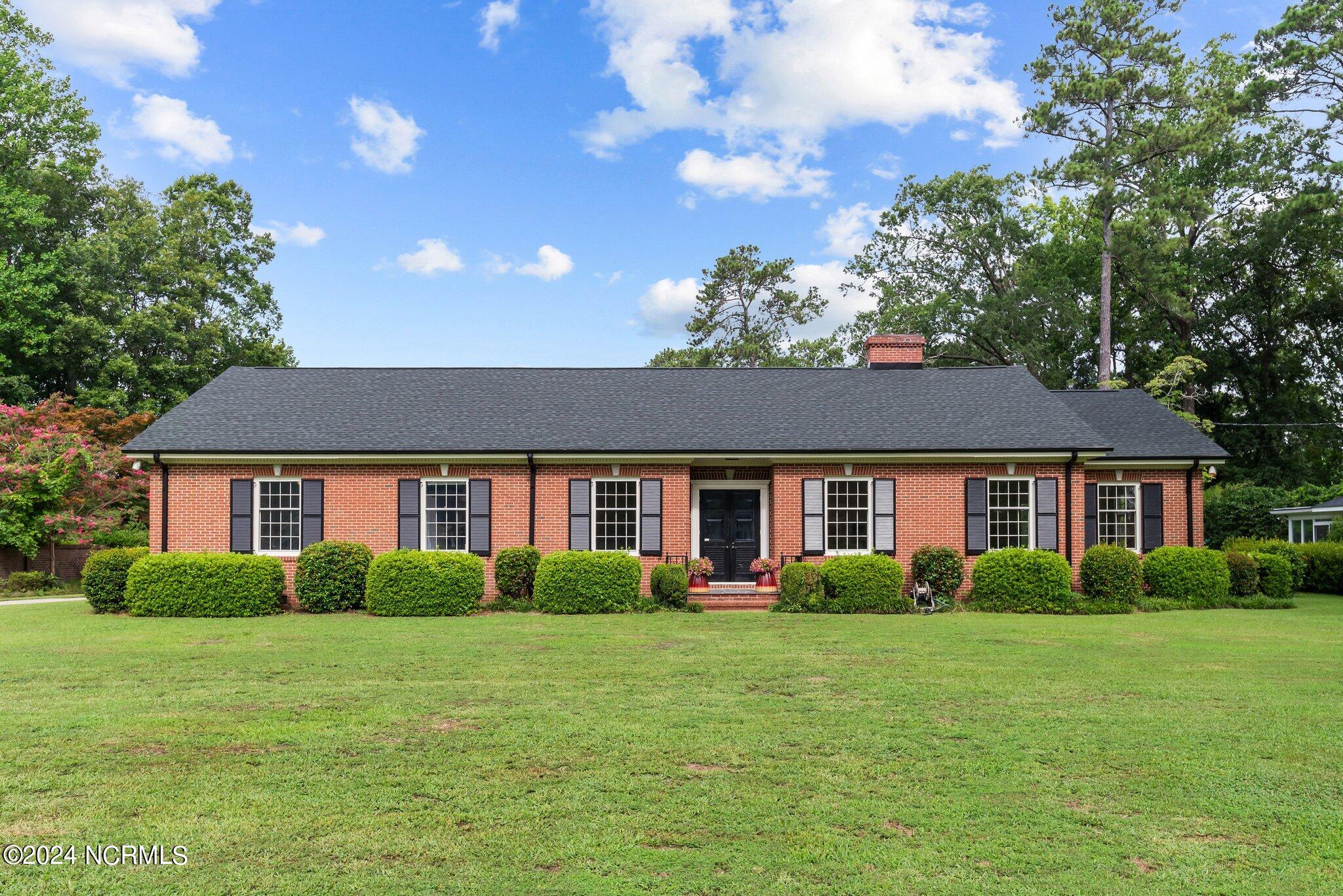 1302 Greenbriar Road Kinston, NC 28501 - Photo 2 of 48 40-web-or-mls-DSC_9588