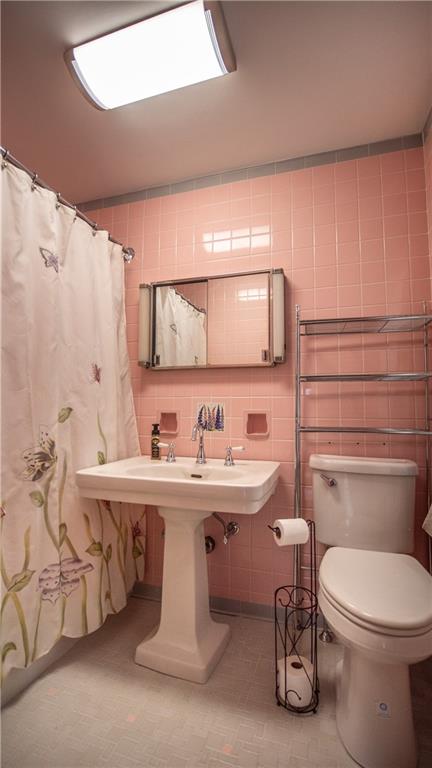 343 East 11th Avenue Tarentum, PA 15084 - Photo 30 of 41 a bathroom with a toilet a sink and mirror
