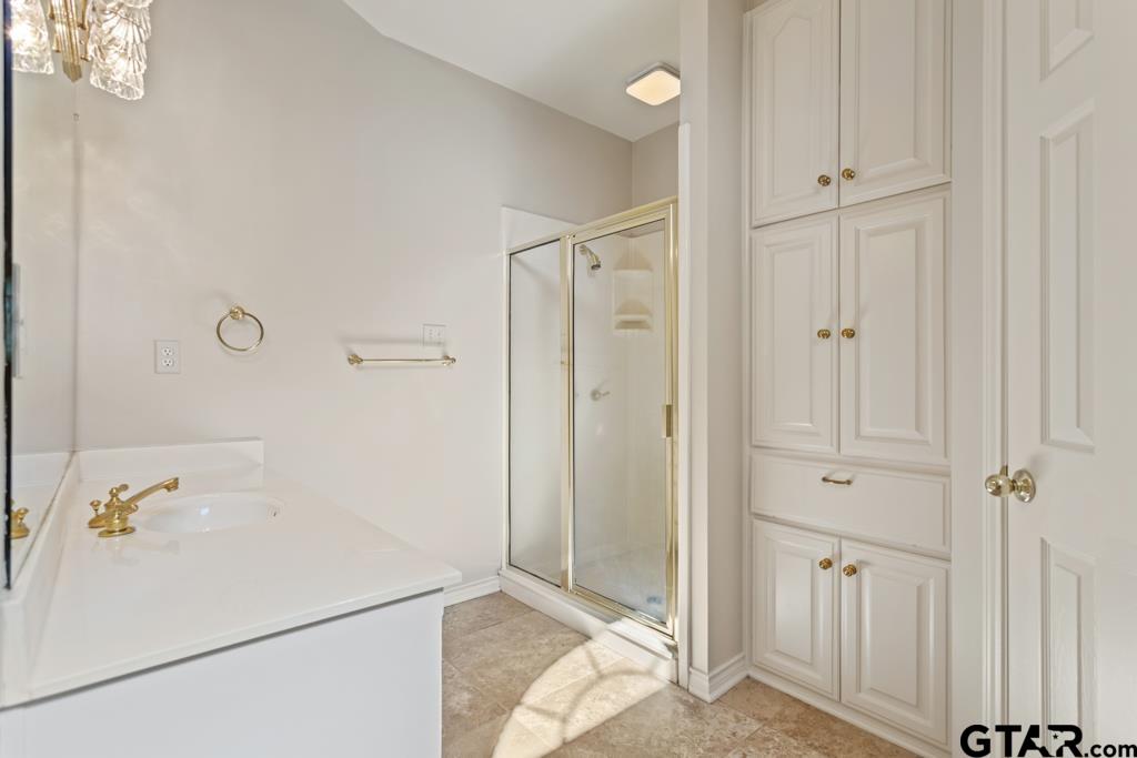 3103 Lakepine Circle Tyler, TX 75707 - Photo 28 of 48 a bathroom with a bathtub