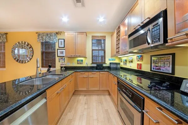 $975,000 | 381 West Mallory Circle, Delray Beach, FL 33483