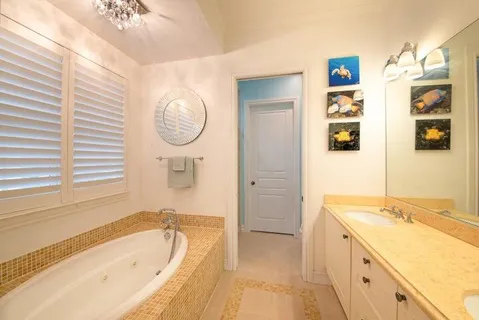 $1,075,000 | 381 West Mallory Circle, Delray Beach, FL 33483