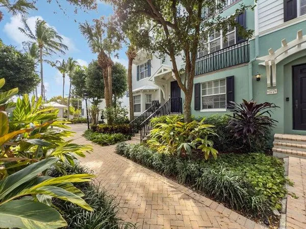 $975,000 | 381 West Mallory Circle, Delray Beach, FL 33483