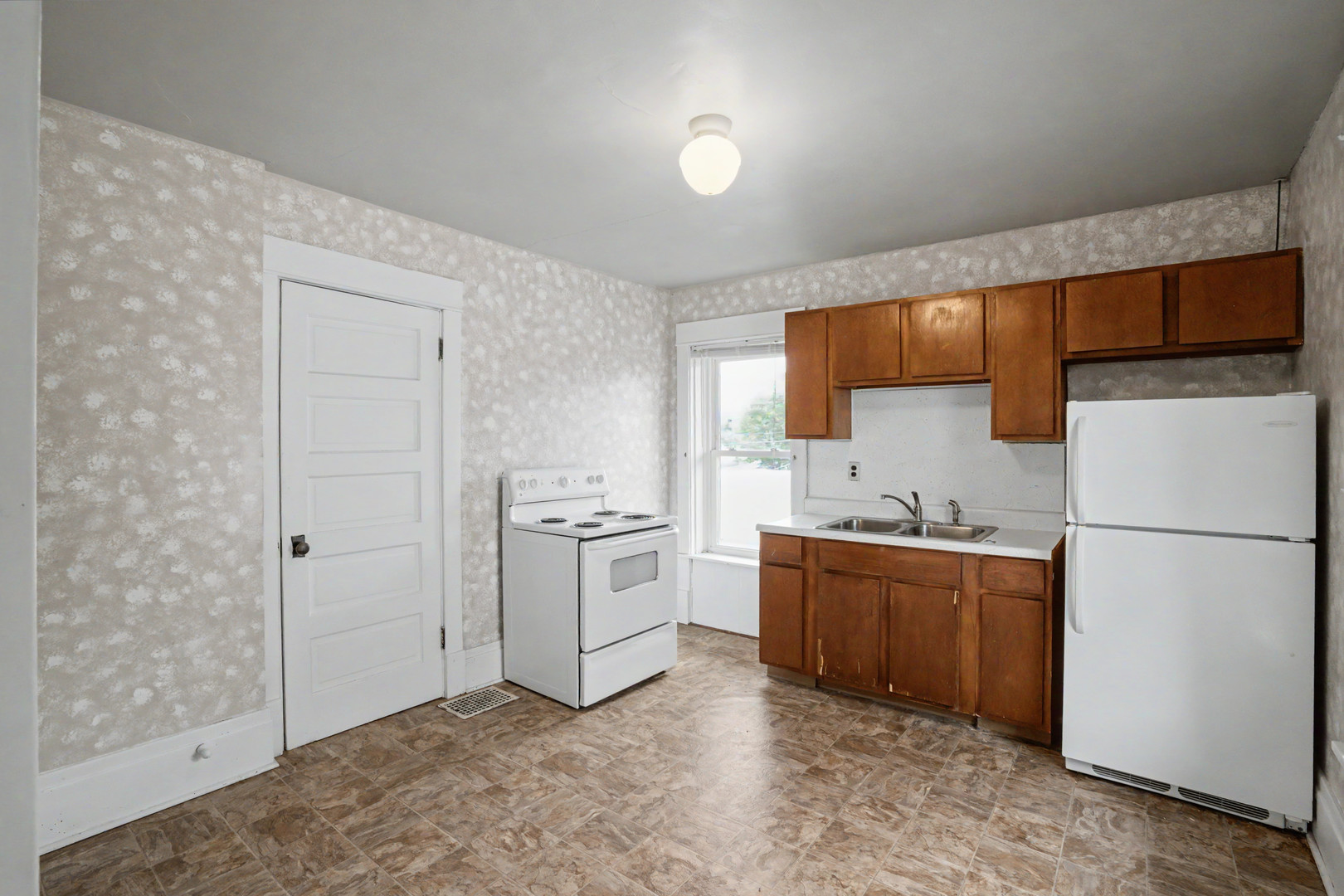 326 3rd Avenue South Clinton, IA 52732 - Photo 7 of 15