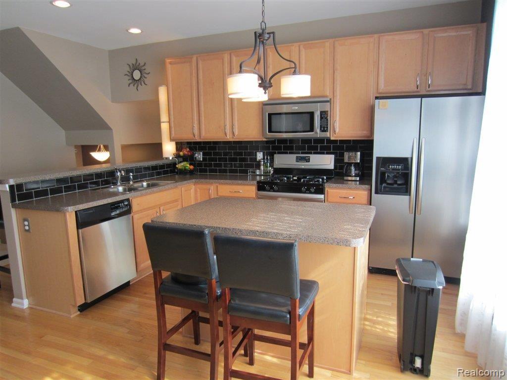 503 Cherry Orchard Road, Unit 93 Canton, MI 48188 - Photo 4 of 20 Kitchen with updated cabinets