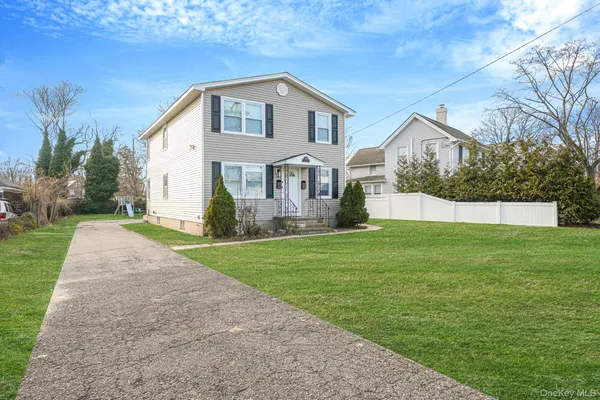 $3,390 | 130 5th Avenue, Bay Shore, NY 11706