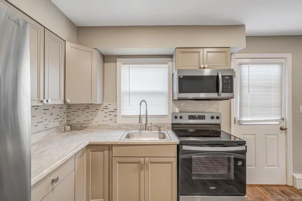 $3,390 | 130 5th Avenue, Bay Shore, NY 11706