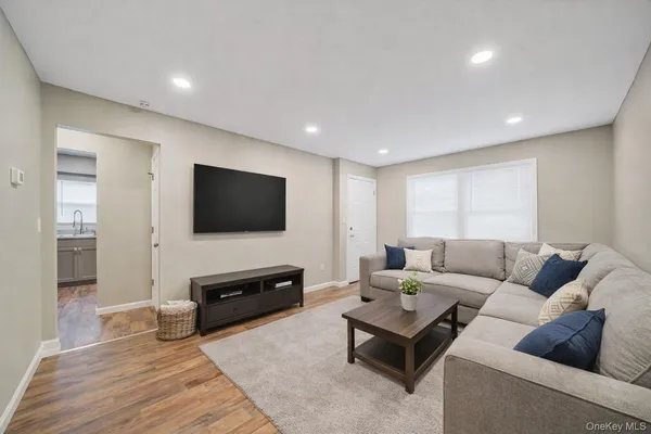 $3,390 | 130 5th Avenue, Bay Shore, NY 11706