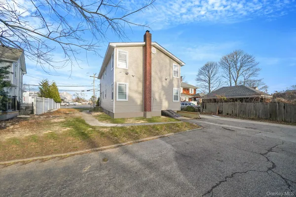 $3,390 | 130 5th Avenue, Bay Shore, NY 11706