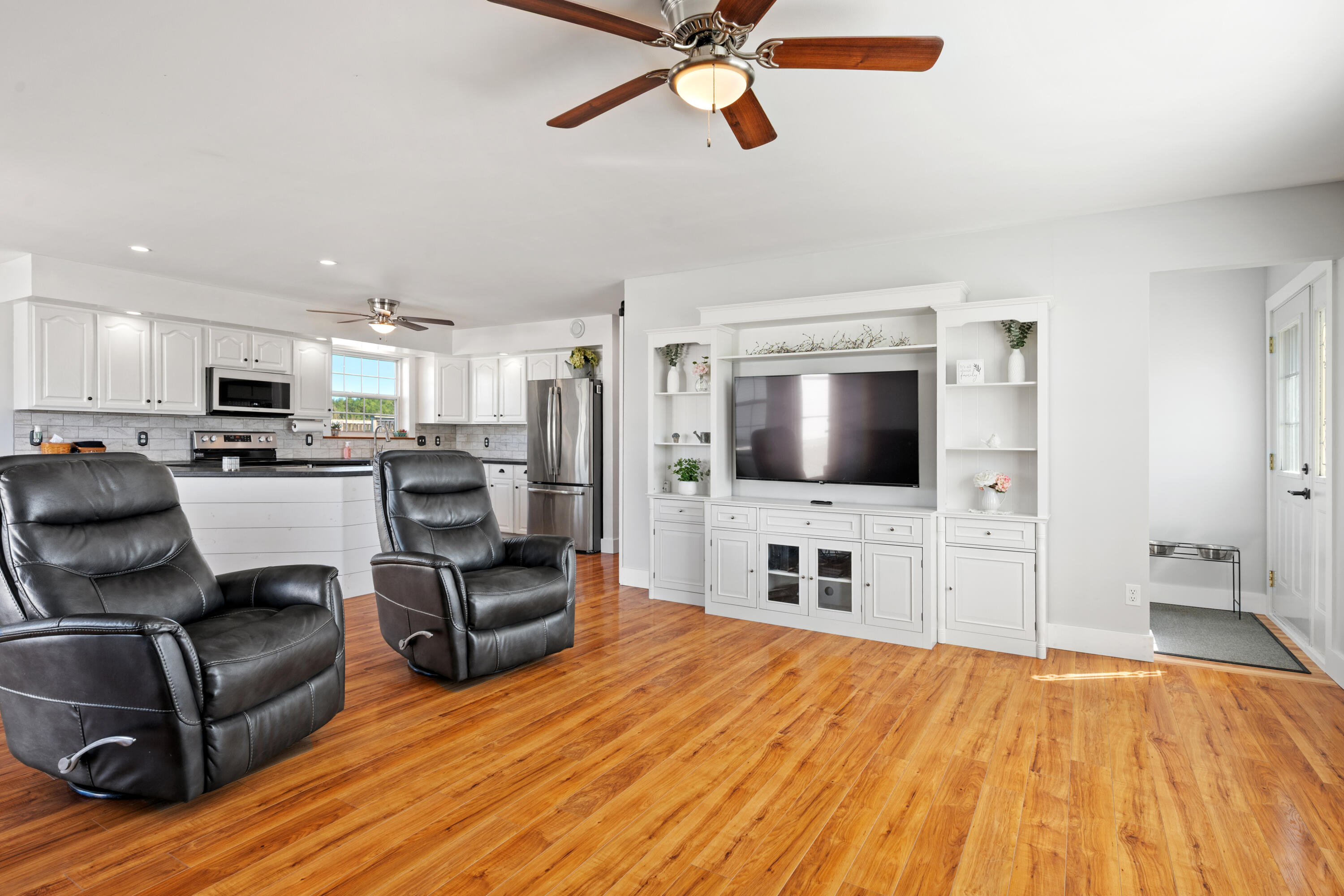 251 Coles Corner Road Winterport, ME 04496 - Photo 20 of 57 25-Living Room