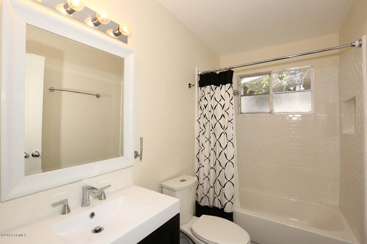 443 West Cheery Lynn Road Phoenix, AZ 85013 - Photo 9 of 20 Hall Bath
