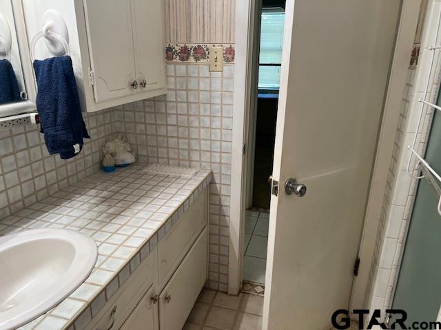 216 Arch Davis Road Pittsburg, TX 75686 - Photo 15 of 20 a bathroom with a granite countertop sink a toilet and shower