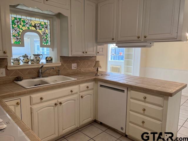 216 Arch Davis Road Pittsburg, TX 75686 - Photo 4 of 20 a kitchen with cabinets appliances a sink and a counter top
