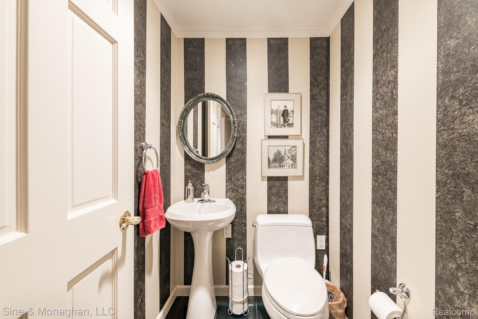 689 Fisher Road Grosse Pointe, MI 48230 - Photo 45 of 58 DSC_2025.jpg