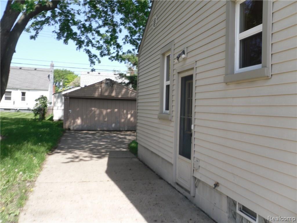 8097 Stephens Road Center Line, MI 48015 - Photo 3 of 11 SDC14753.JPG