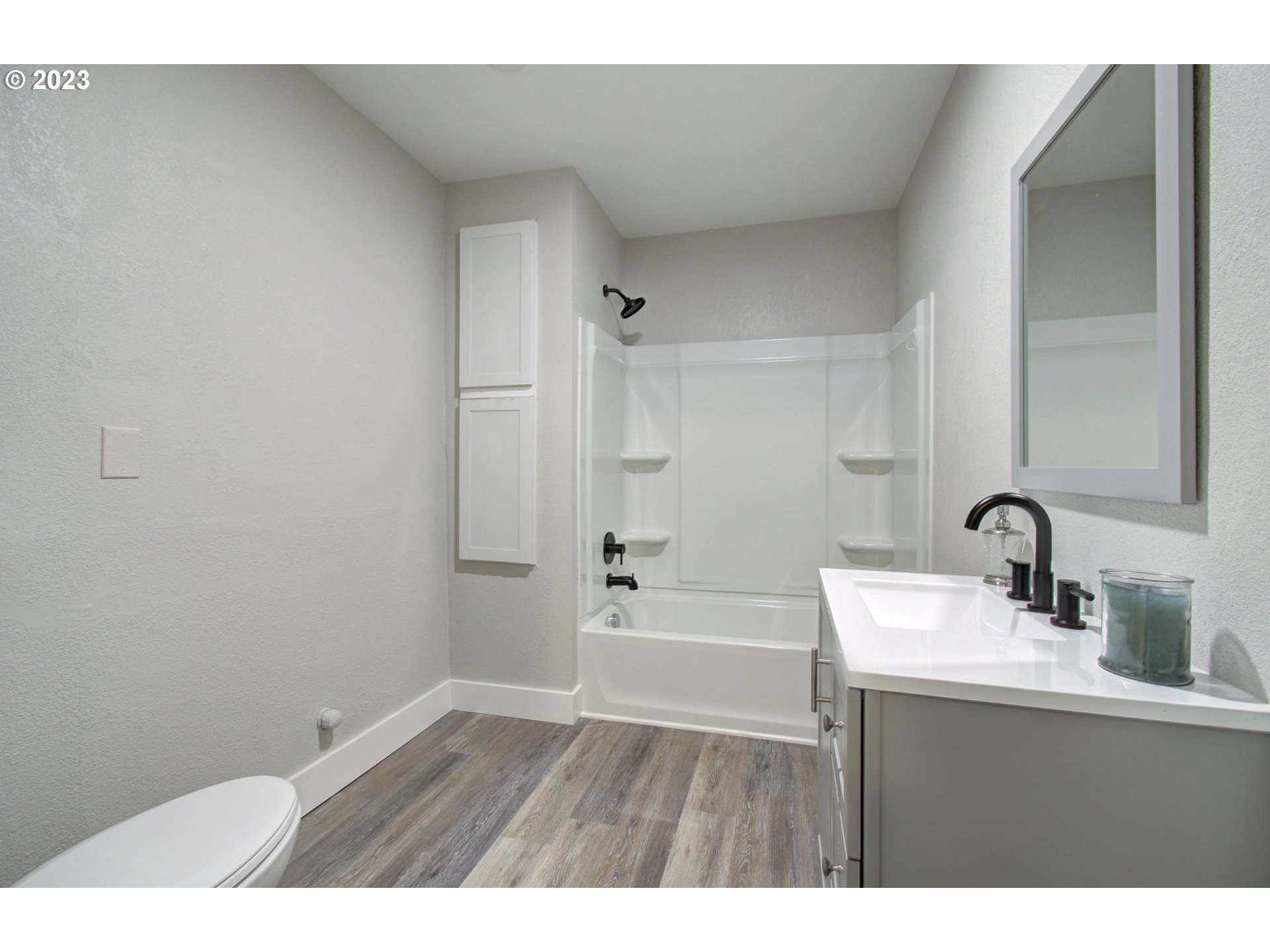 657 Oregon Way Longview, WA 98632 - Photo 13 of 27 Bathroom, Attached