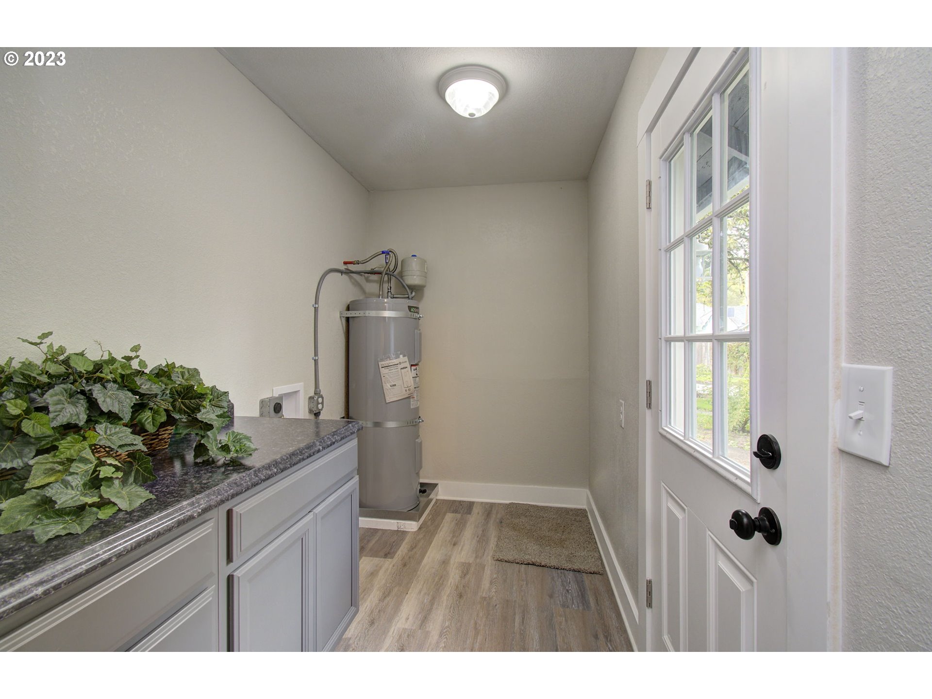 657 Oregon Way Longview, WA 98632 - Photo 19 of 27 Laundry