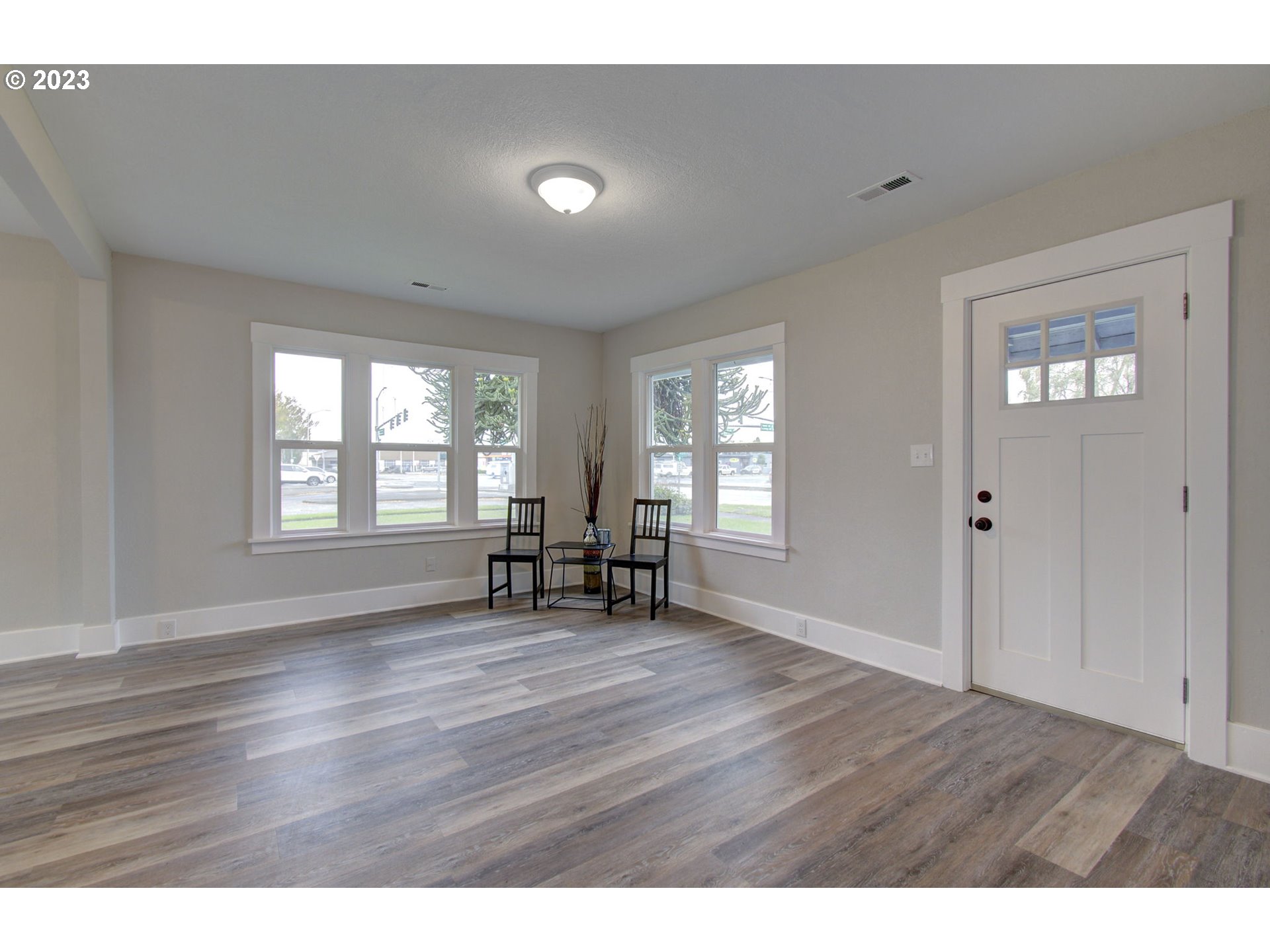 657 Oregon Way Longview, WA 98632 - Photo 4 of 27 Living Room