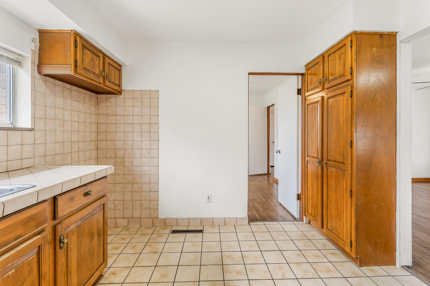 228 Southmoor Road Hammond, IN 46324 - Photo 12 of 31 1500x1000