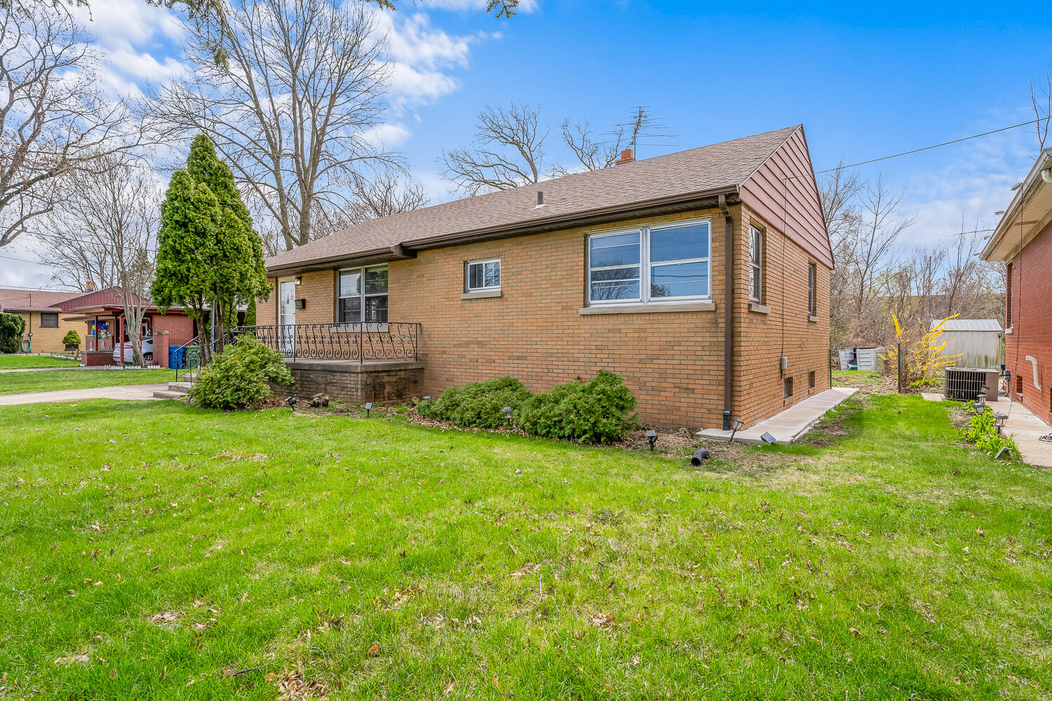 228 Southmoor Road Hammond, IN 46324 - Photo 6 of 31 1500x1000