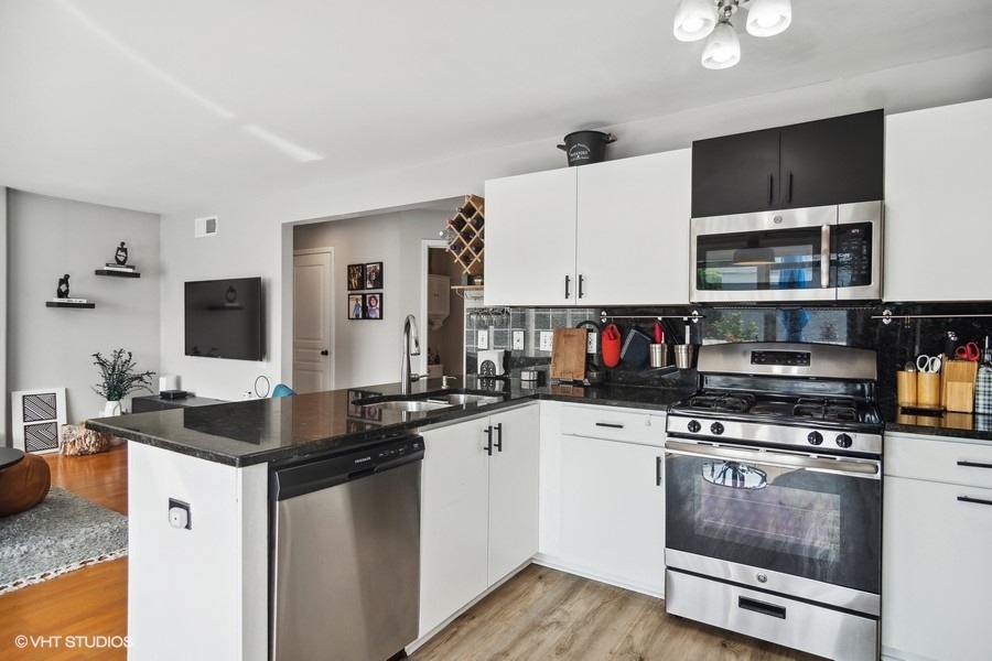 440 Spaulding Road Bartlett, IL 60103 - Photo 8 of 27 a kitchen with stainless steel appliances granite countertop a stove and a sink
