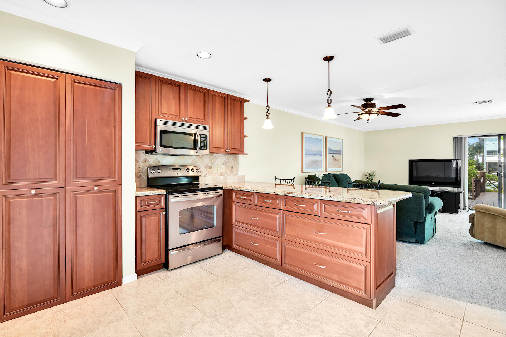 756 Mariners Way Boynton Beach, FL 33435 - Photo 35 of 66 Kitchen Pantry