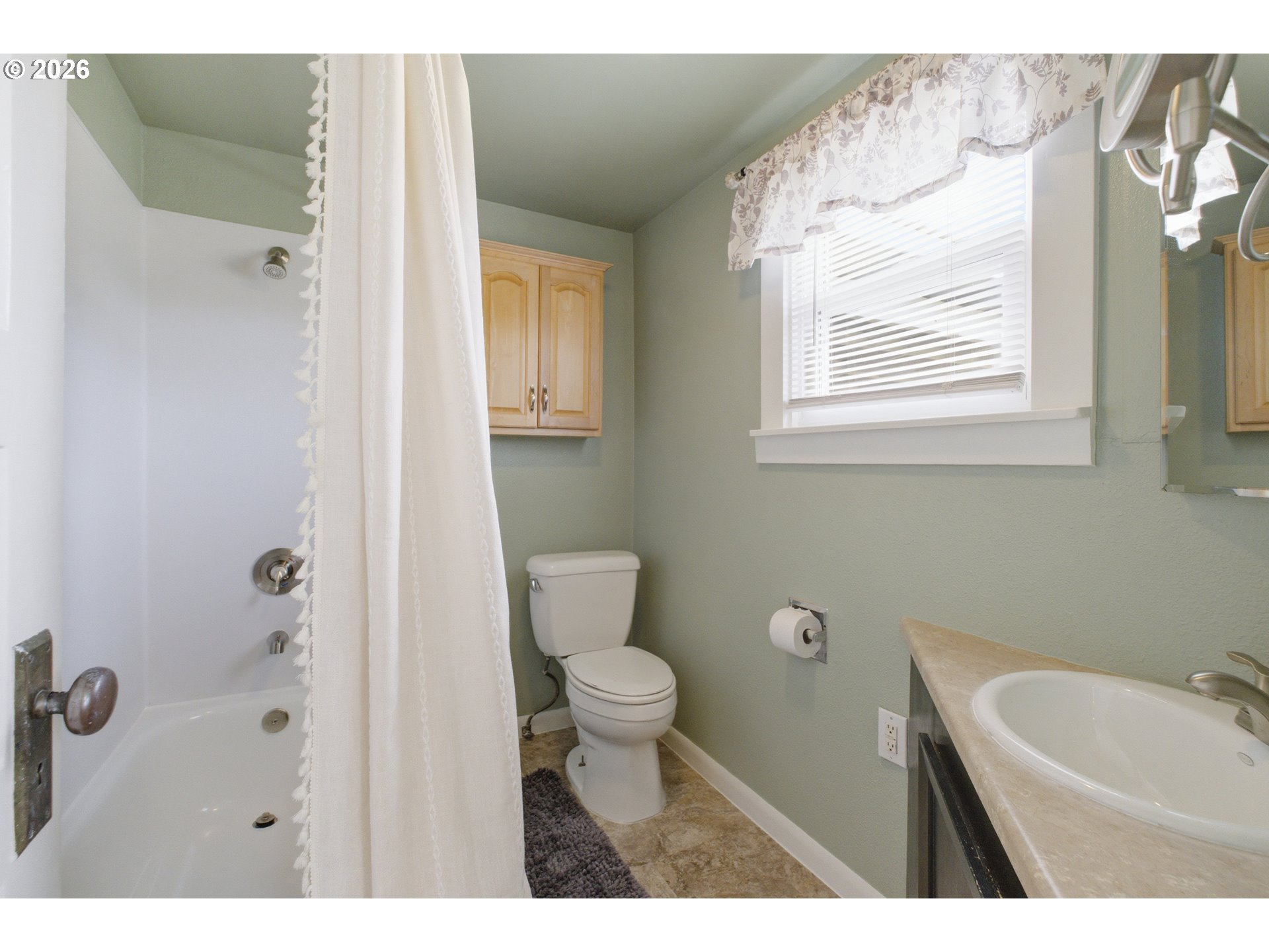 2862 Matheny Road Northeast Gervais, OR 97026 - Photo 19 of 47 a bathroom with a toilet sink and a bathtub