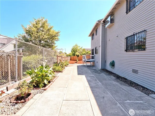 $925,000 | 6750 28th Avenue South, Seattle, WA 98108