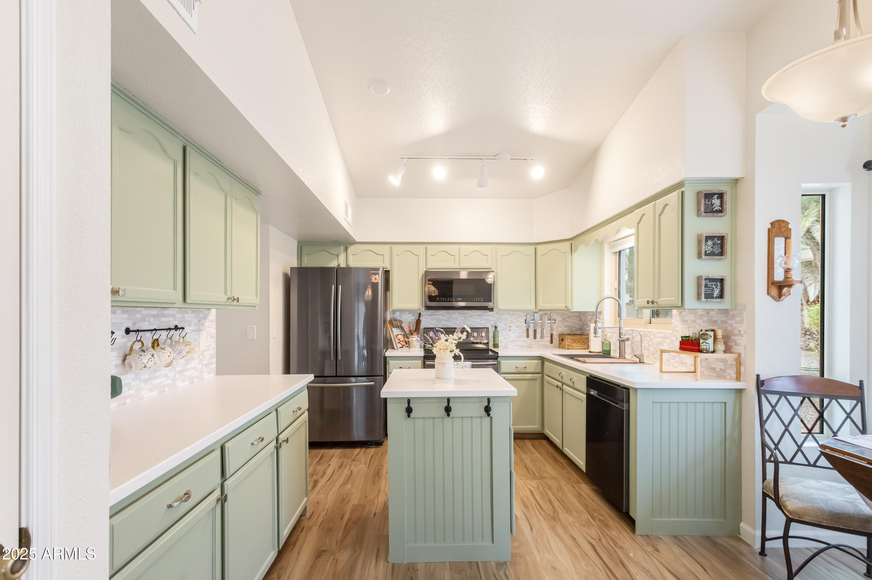 4931 Loma Loop Sierra Vista, AZ 85635 - Photo 14 of 47 a kitchen with lots of counter top space and appliances