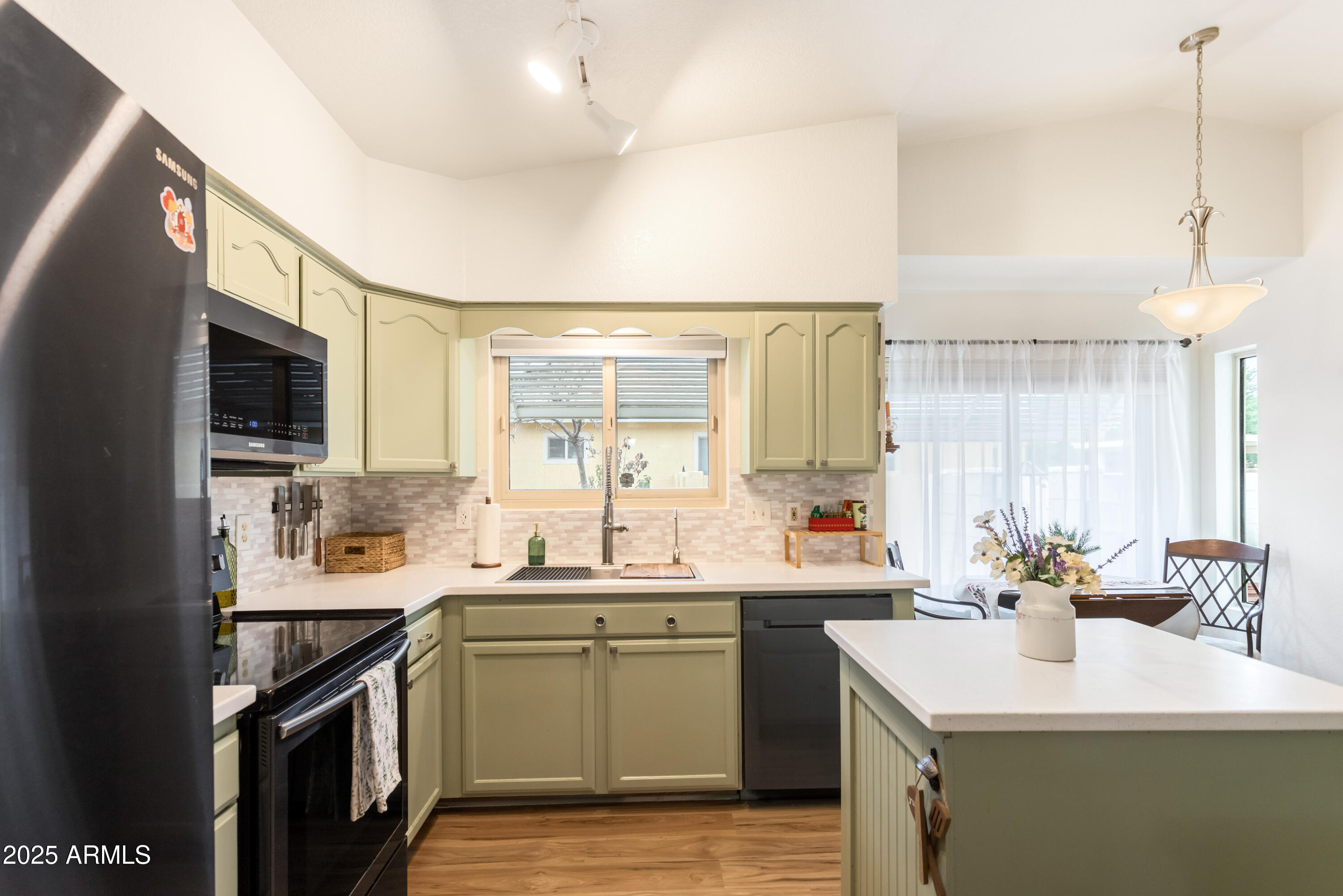 4931 Loma Loop Sierra Vista, AZ 85635 - Photo 18 of 47 a kitchen with a sink stove and microwave