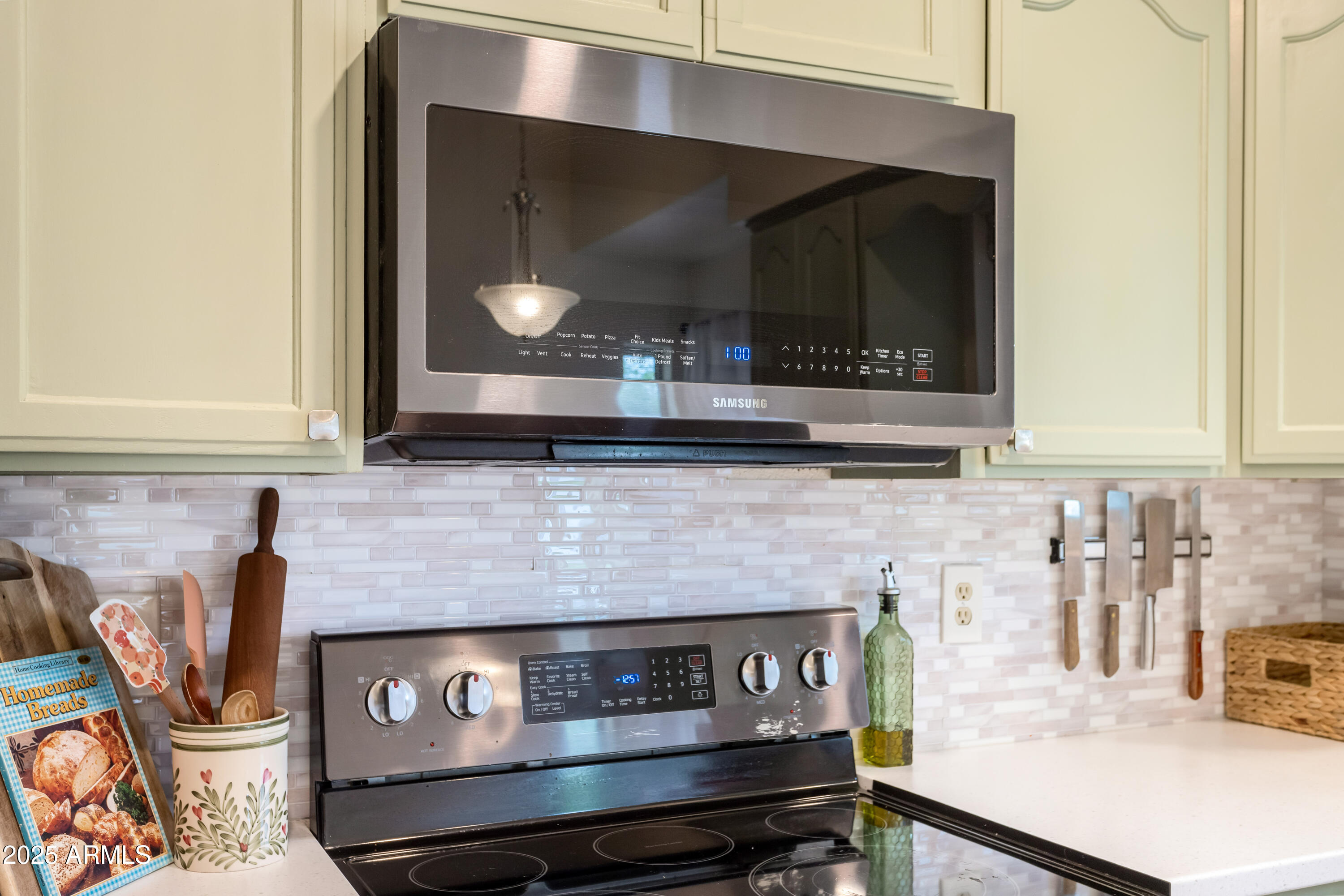 4931 Loma Loop Sierra Vista, AZ 85635 - Photo 19 of 47 a kitchen with a stove and a microwave