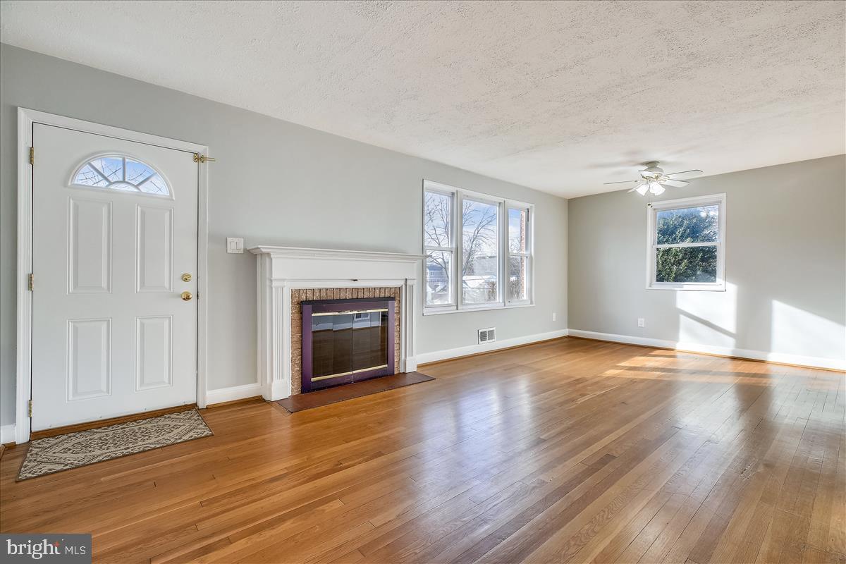 5023 Cushing Drive Kensington, MD 20895 - Photo 4 of 34 Living Room